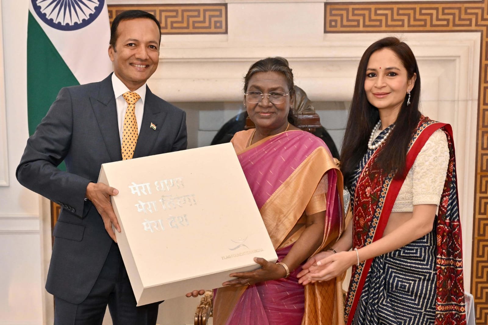 मेरा धागा, मेरा तिरंगा: नवीन जिन्दल और शालू जिन्दल के अभियान से तैयार हुआ खास तिरंगा, राष्ट्रपति द्रौपदी मुर्मु को भेंट कर रचा इतिहास 1 IMG 20250125 WA0033