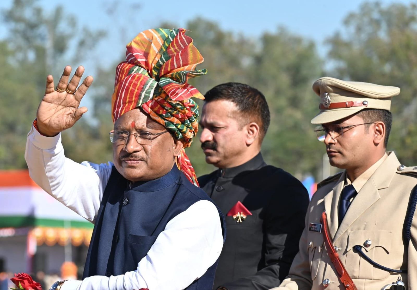 सीएम विष्णु देव साय ने गणतंत्र दिवस पर अंबिकापुर में राष्ट्रीय ध्वज फहराया: 5.62 लाख भूमिहीनों को 10 हजार रुपए, बस्तर में नक्सलवाद से मुक्ति का दिया वादा 1 IMG 20250126 WA0006