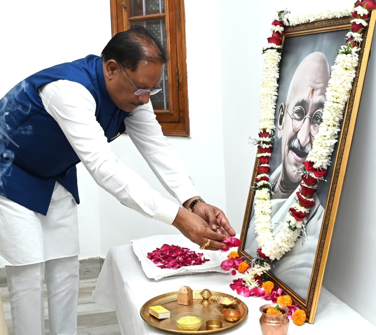 महात्मा गांधी की पुण्यतिथि पर मुख्यमंत्री विष्णु देव साय ने अर्पित की श्रद्धांजलि, कहा – उनके विचार सदैव रहेंगे प्रासंगिक 1 IMG 20250130 WA0010