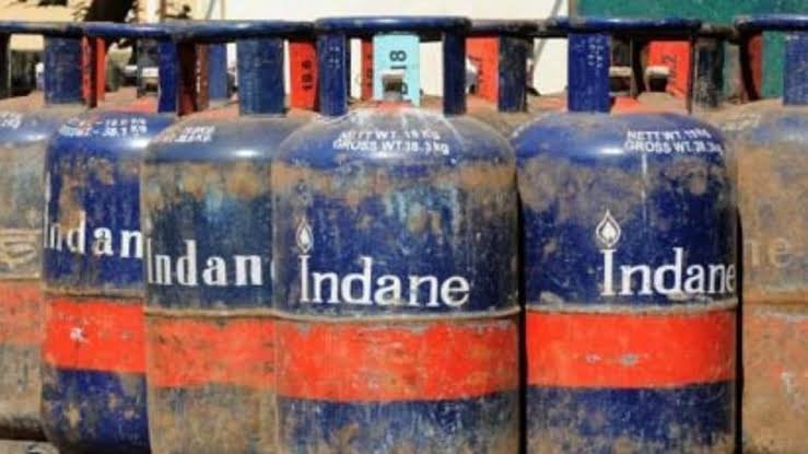 नए साल पर LPG ग्राहकों को तोहफा: कमर्शियल सिलेंडर के दाम घटे, घरेलू LPG सिलेंडर के दाम स्थिर 1 images 10 21