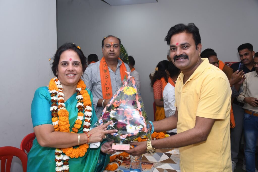 भाजपा पार्षद प्रत्याशी सोनू ममता तिवारी के जनसंपर्क अभियान को मिला जोर: भक्त माता कर्मा वार्ड 67 में महापौर प्रत्याशी मीनल चौबे और विधायक सुनील सोनी ने किया प्रचार, जनता से समर्थन की अपील 3 1001237622