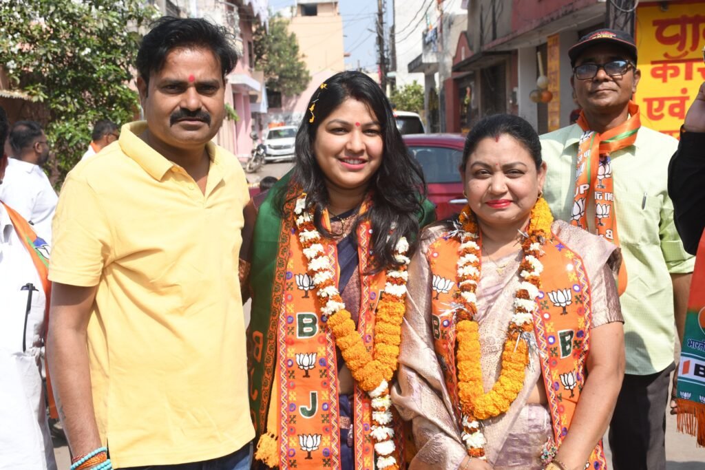 भाजपा पार्षद प्रत्याशी सोनू ममता तिवारी के जनसंपर्क अभियान को मिला जोर: भक्त माता कर्मा वार्ड 67 में महापौर प्रत्याशी मीनल चौबे और विधायक सुनील सोनी ने किया प्रचार, जनता से समर्थन की अपील 2 1001237626