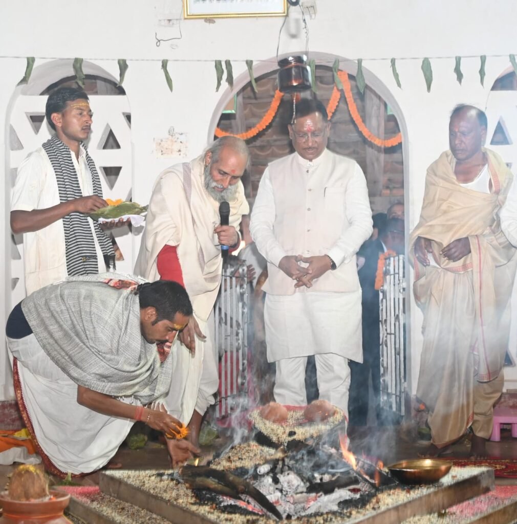 गहिरा गुरु महाराज के उपदेशों से आदिवासी समाज को सत्य सनातन धर्म का बोध, मुख्यमंत्री विष्णुदेव साय ने श्रीकोट आश्रम में गुरुमाता पूर्णिमा जी की प्राण प्रतिष्ठा में की शिरकत 2 1001242546