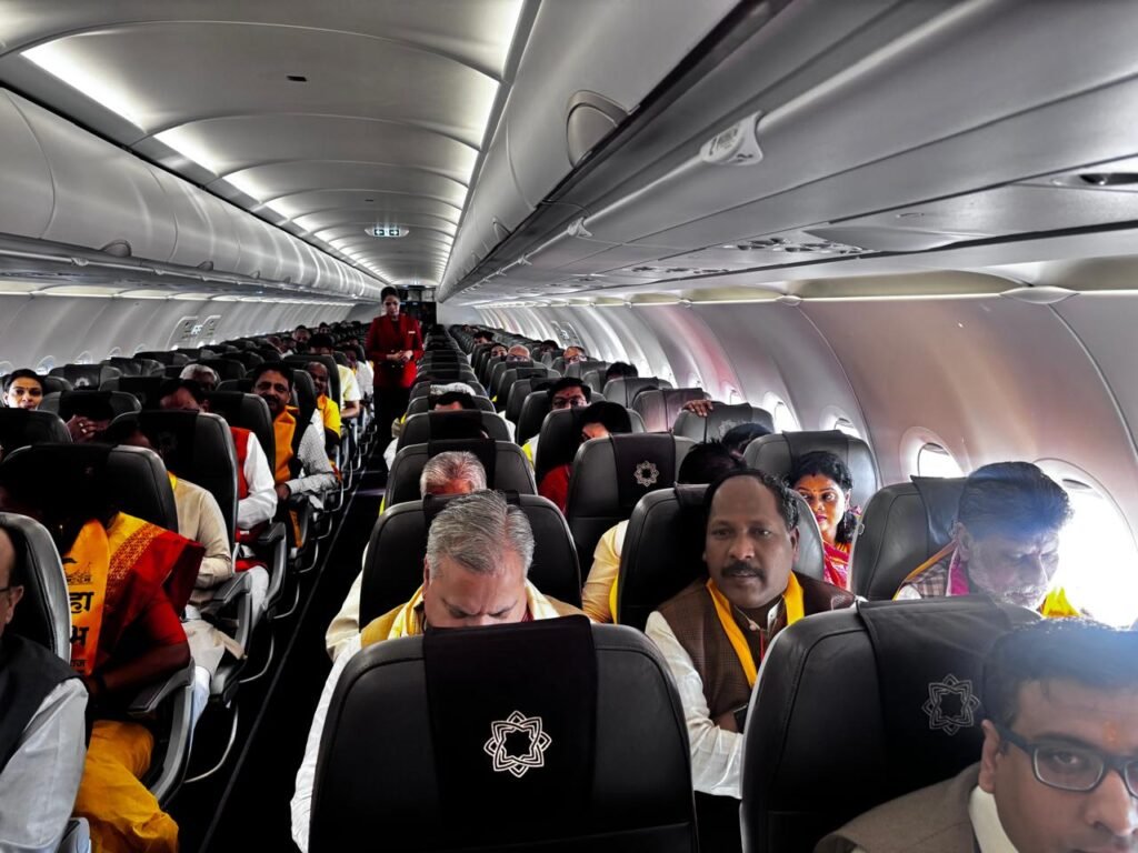महाकुंभ 2025 के लिए मुख्यमंत्री विष्णुदेव साय प्रयागराज रवाना: राज्यपाल रमेन डेका और विधानसभा अध्यक्ष रमन सिंह भी साथ, संगम में लगाएंगे आस्था की डुबकी 5 1001278022