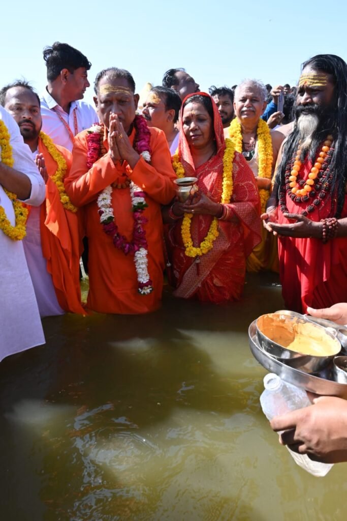 महाकुंभ 2025: त्रिवेणी संगम पहुंचे मुख्यमंत्री विष्णुदेव साय, राज्यपाल और विधानसभा अध्यक्ष, अरेल घाट से मोटर बोट के जरिए पहुंचे और लगाई आस्था की डुबकी 2 1001278969