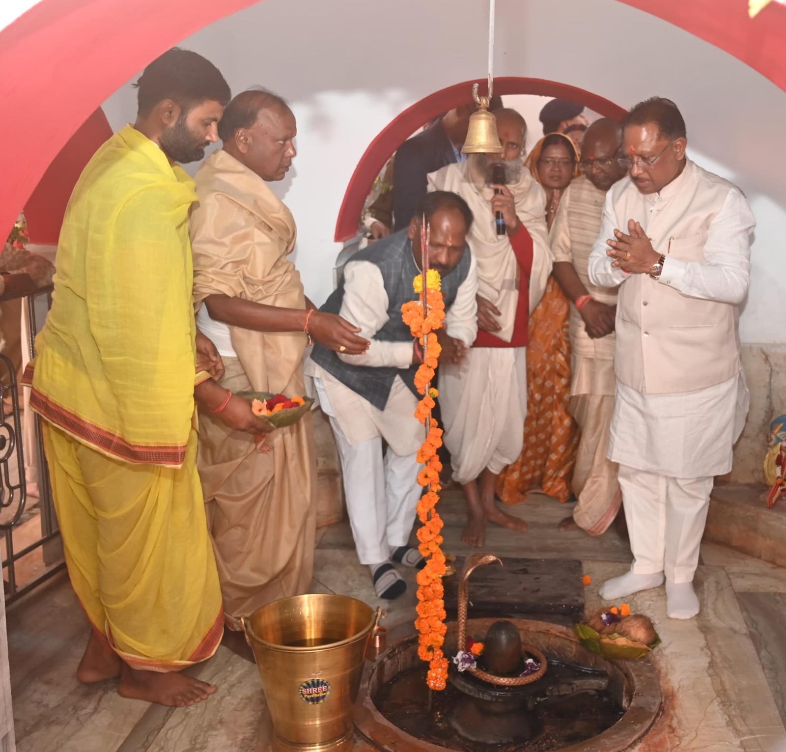 गहिरा गुरु महाराज के उपदेशों से आदिवासी समाज को सत्य सनातन धर्म का बोध, मुख्यमंत्री विष्णुदेव साय ने श्रीकोट आश्रम में गुरुमाता पूर्णिमा जी की प्राण प्रतिष्ठा में की शिरकत 1 IMG 20250203 WA0233