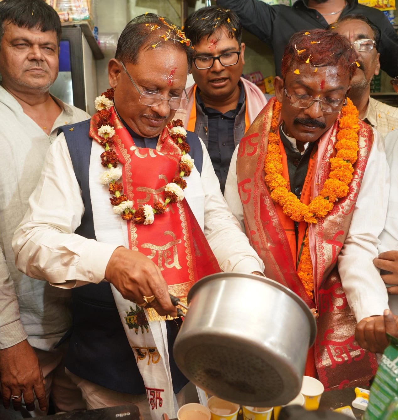 महापौर प्रत्याशी जीवर्धन चौहान की चाय दुकान पहुंचे सीएम विष्णु देव साय, खुद बनाई चाय, बोले - "चाय से ज्यादा मीठी जीवर्धन भाई की जुबान" 1 IMG 20250205 WA0197