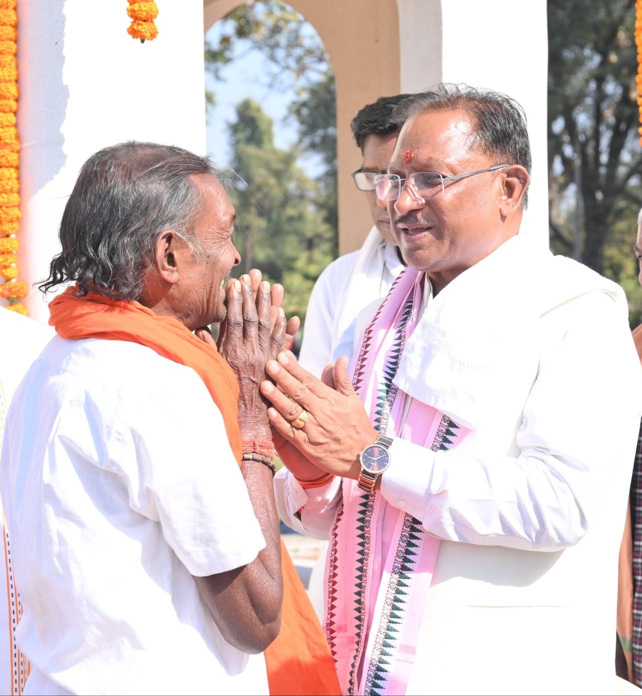 गहिरा में विष्णु महायज्ञ में शामिल हुए मुख्यमंत्री विष्णु देव साय: संत गहिरा गुरु आश्रम में की पूजा-अर्चना, सनातन धर्म और समाज सुधार में गहिरा गुरु संत समाज की भूमिका को बताया अहम, सामूहिक विवाह में नवविवाहित जोड़ों को दिया आशीर्वाद 1 IMG 20250211 WA0062