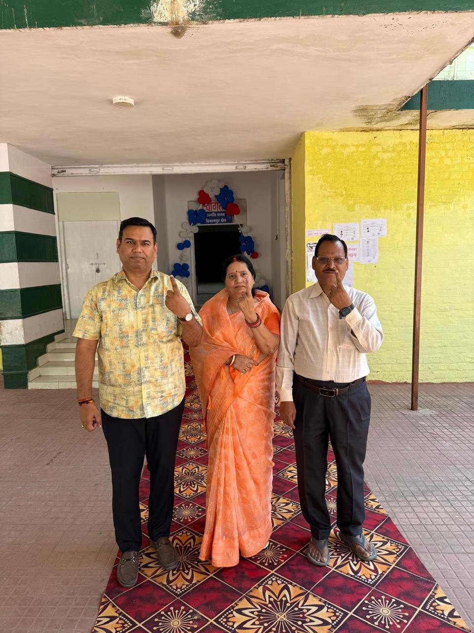 मुख्यमंत्री के ओएसडी रविकांत मिश्र ने सपरिवार विश्रामपुर नगर पंचायत में किया मतदान, नागरिकों को जागरूक होकर मताधिकार का प्रयोग करने की अपील 1 IMG 20250211 WA0063