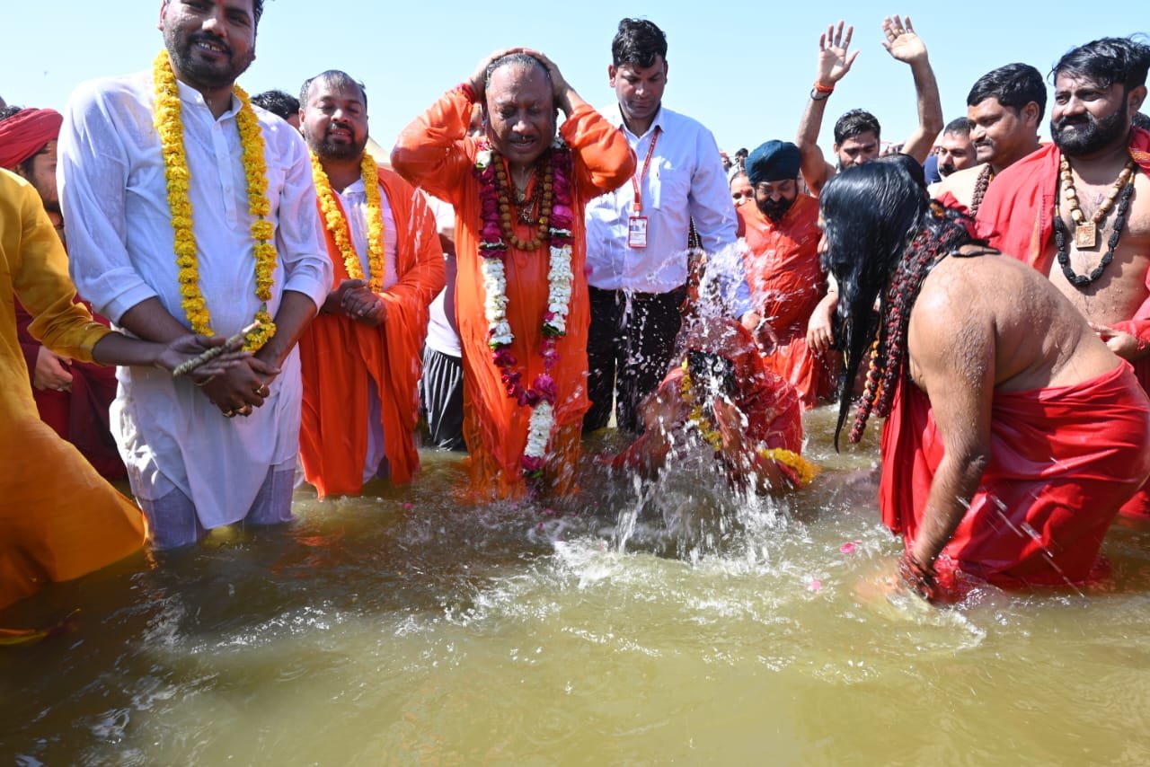 महाकुंभ 2025: त्रिवेणी संगम पहुंचे मुख्यमंत्री विष्णुदेव साय, राज्यपाल और विधानसभा अध्यक्ष, अरेल घाट से मोटर बोट के जरिए पहुंचे और लगाई आस्था की डुबकी 1 IMG 20250213 WA0039