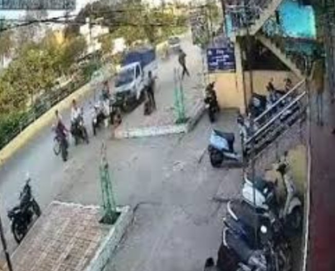 रायपुर: गुढ़ियारी में तेज रफ्तार पिकअप ने मचाया कहर, कई लोग घायल 1 IMG 20250213 113129