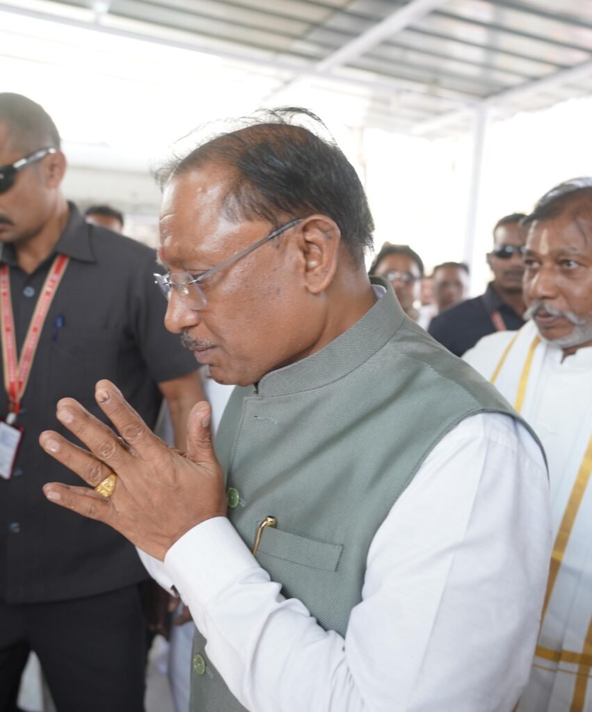 गिरौदपुरी धाम में मुख्यमंत्री विष्णु देव साय ने गुरु गद्दी की पूजा-अर्चना कर लिया आशीर्वाद: श्रद्धालुओं को बांटा प्रसाद, मेले की राशि बढ़ाकर 50 लाख करने और स्थाई शेड निर्माण की घोषणा 3 1001347950