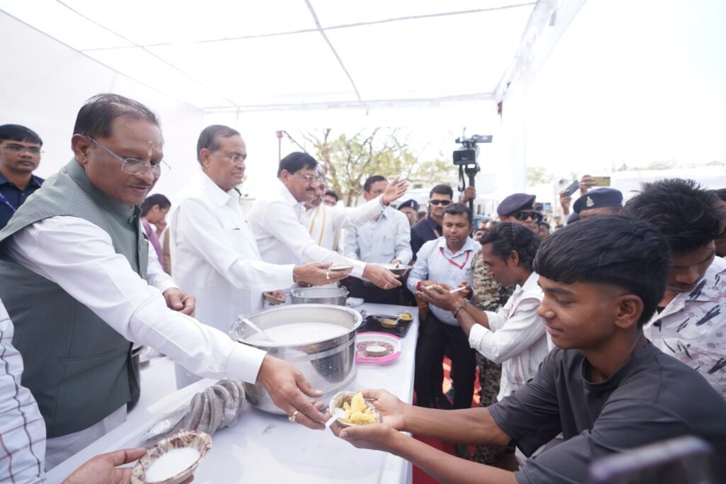 गिरौदपुरी धाम में मुख्यमंत्री विष्णु देव साय ने गुरु गद्दी की पूजा-अर्चना कर लिया आशीर्वाद: श्रद्धालुओं को बांटा प्रसाद, मेले की राशि बढ़ाकर 50 लाख करने और स्थाई शेड निर्माण की घोषणा 2 1001347966