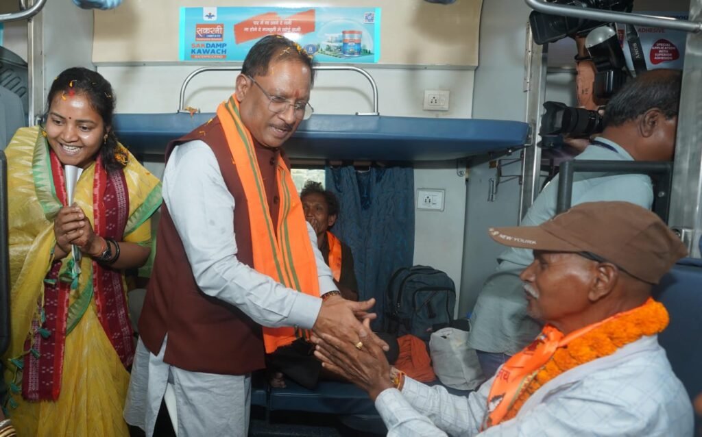 छत्तीसगढ़ में मुख्यमंत्री तीर्थ दर्शन योजना शुरू: मुख्यमंत्री विष्णु देव साय ने पहली ट्रेन को दिखाई हरी झंडी, 780 बुजुर्ग तिरुपति, मदुरै, रामेश्वरम रवाना 3 1001430796