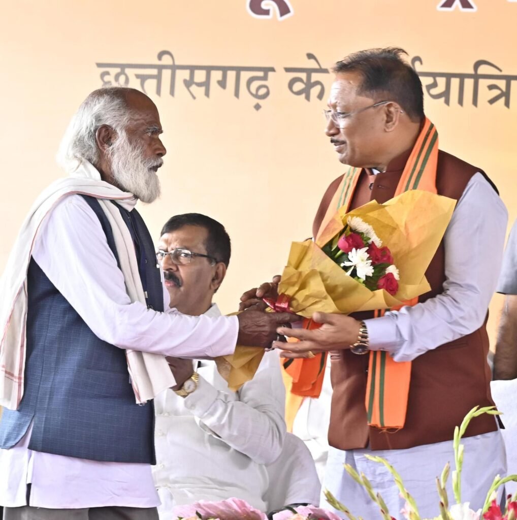 छत्तीसगढ़ में मुख्यमंत्री तीर्थ दर्शन योजना शुरू: मुख्यमंत्री विष्णु देव साय ने पहली ट्रेन को दिखाई हरी झंडी, 780 बुजुर्ग तिरुपति, मदुरै, रामेश्वरम रवाना 2 1001430808