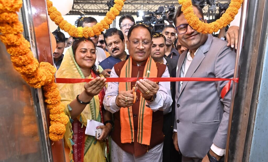 छत्तीसगढ़ में मुख्यमंत्री तीर्थ दर्शन योजना शुरू: मुख्यमंत्री विष्णु देव साय ने पहली ट्रेन को दिखाई हरी झंडी, 780 बुजुर्ग तिरुपति, मदुरै, रामेश्वरम रवाना 4 1001430850