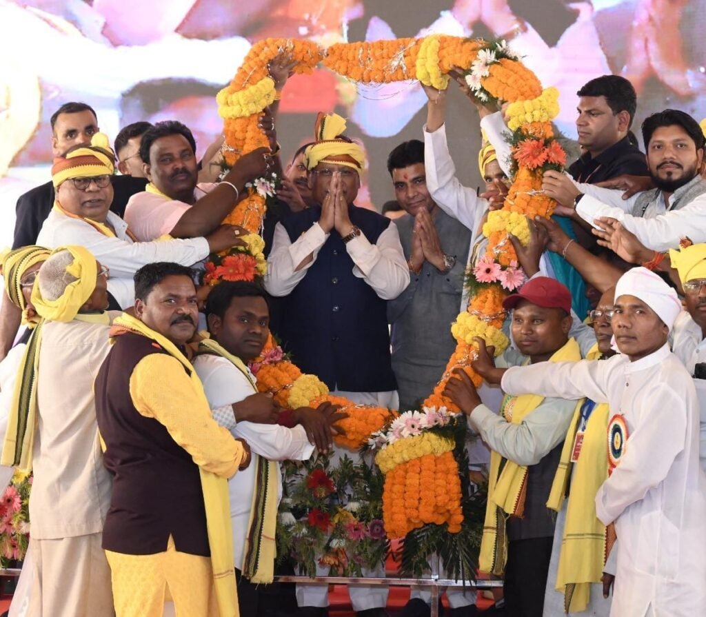 मुख्यमंत्री साय की उपस्थिति में जुड़े रिश्ते और संवरे भविष्य: नवविवाहितों को मिला आशीर्वाद, सामुदायिक भवन की मिली सौगात, कोचिंग सुविधा के लिए हुआ एमओयू 4 1001435496