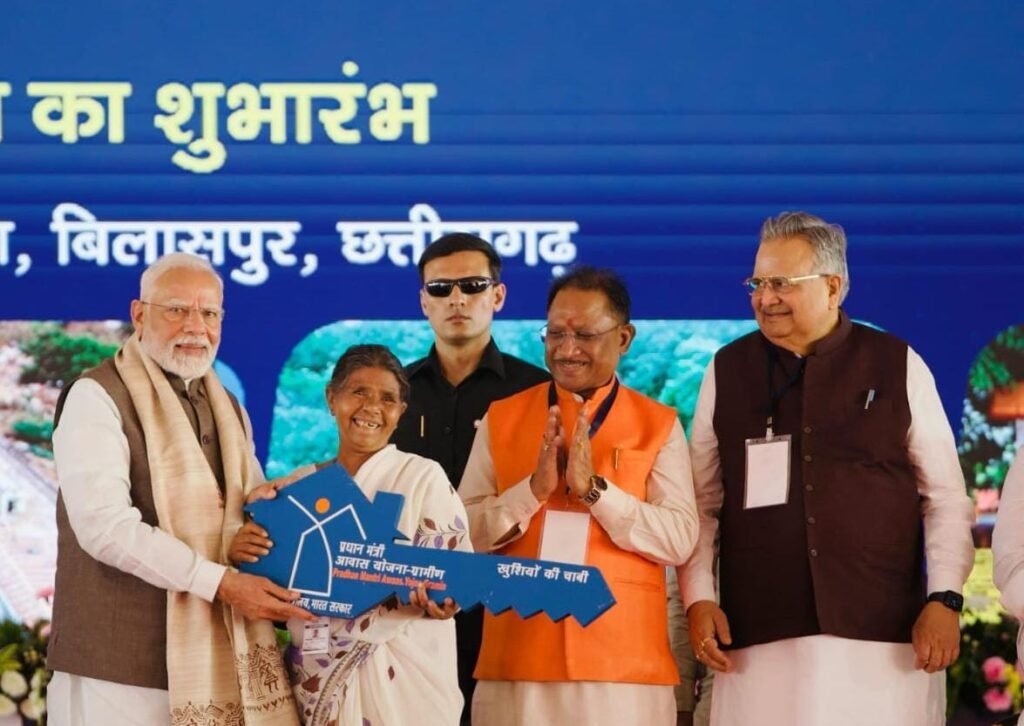 प्रधानमंत्री जनमन योजना बनी आत्मसम्मान की छत – एक सजीव संवाद की प्रेरक कहानी: “पक्का मकान बन गया है?” – प्रधानमंत्री नरेंद्र मोदी के सवाल पर मुस्कराए दल्लु राम बैगा, कहा – “हां, बन गया है” 2 1001443899