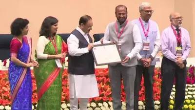 विश्व क्षय दिवस 2025: टीबी मुक्त पंचायत अभियान में छत्तीसगढ़ को देशभर में पहला स्थान, राष्ट्रीय सम्मान मिलने पर मुख्यमंत्री विष्णुदेव साय और स्वास्थ्य मंत्री श्याम बिहारी जायसवाल ने दी शुभकामनाएँ 1 Health Minister JP Nadda giving the award 1742917497