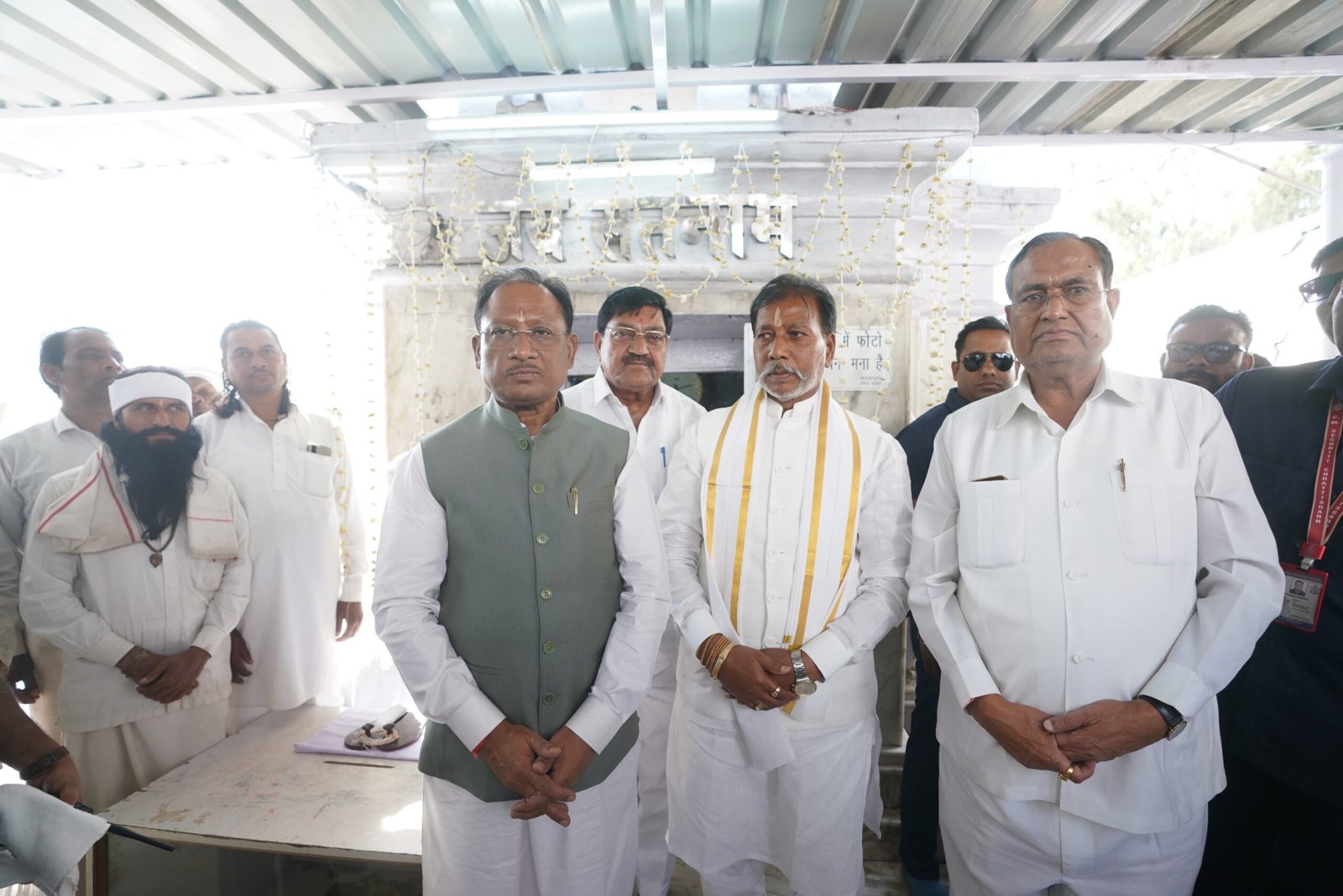 गिरौदपुरी धाम में मुख्यमंत्री विष्णु देव साय ने गुरु गद्दी की पूजा-अर्चना कर लिया आशीर्वाद: श्रद्धालुओं को बांटा प्रसाद, मेले की राशि बढ़ाकर 50 लाख करने और स्थाई शेड निर्माण की घोषणा 1 IMG 20250304 WA0025 scaled
