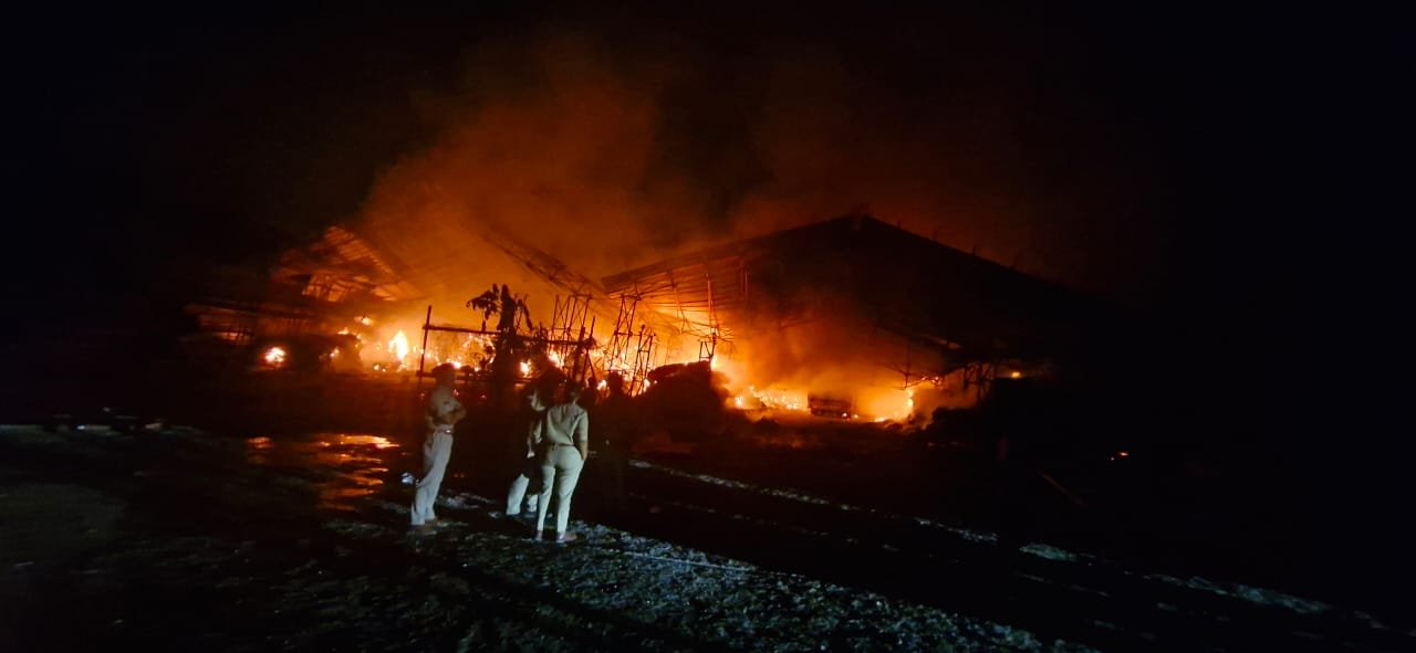 BREAKING: भारत किराया भंडार पिरदा में लगी भीषण आग, फायर ब्रिगेड ने पाया काबू 1 IMG 20250305 WA0005