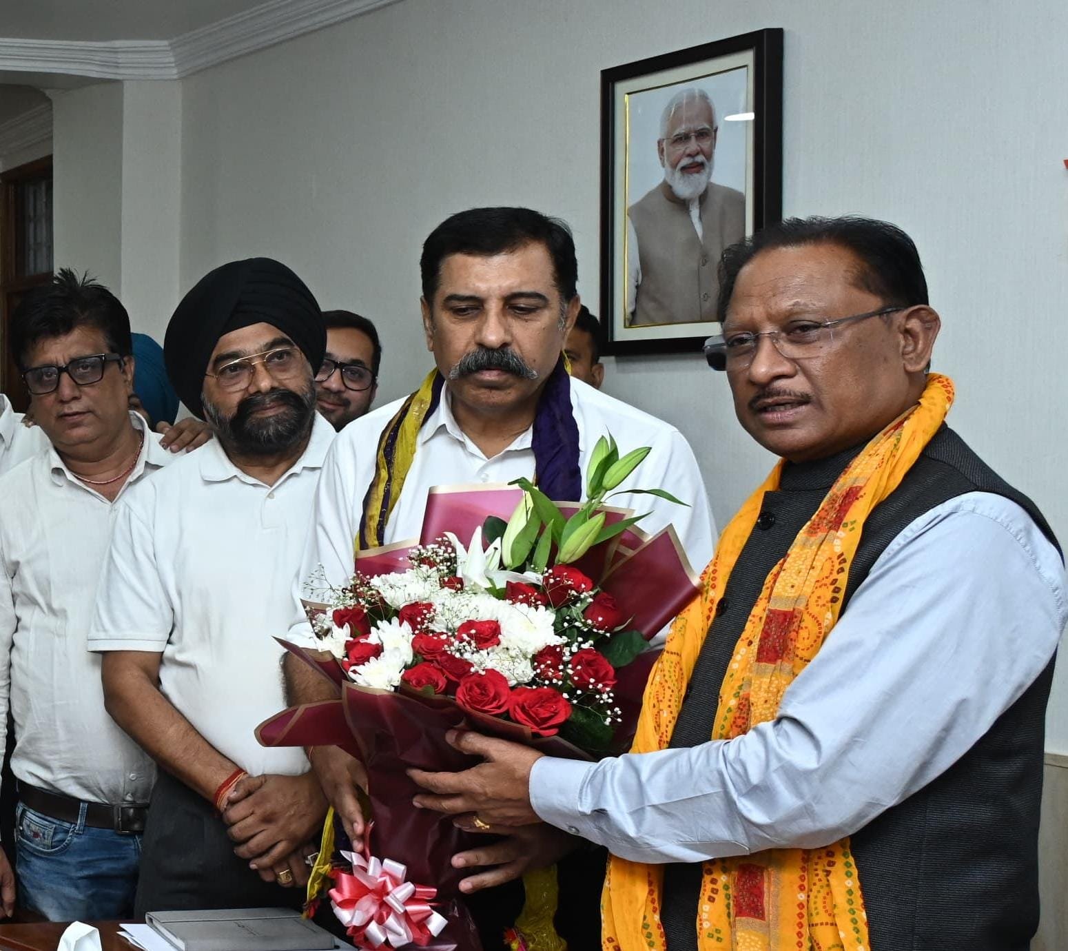 बजट में व्यापारियों को बड़ी सौगात: ई-वे बिल लिमिट 50 हजार से बढ़कर 1 लाख, 25 हजार तक का वेट माफ, चैंबर ऑफ कॉमर्स ने जताया मुख्यमंत्री साय का आभार 1 IMG 20250308 WA0003