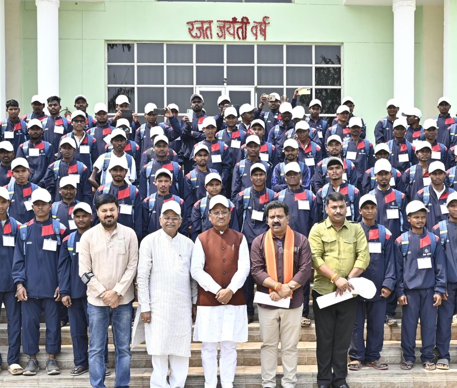 छत्तीसगढ़ विधानसभा परिसर में गूंज उठी बीजापुर के युवाओं की बुलंद आवाज – ‘नक्सलवाद से मुक्ति और विकास की राह पर आगे बढ़ने का है इरादा’ 1 IMG 20250319 WA0024