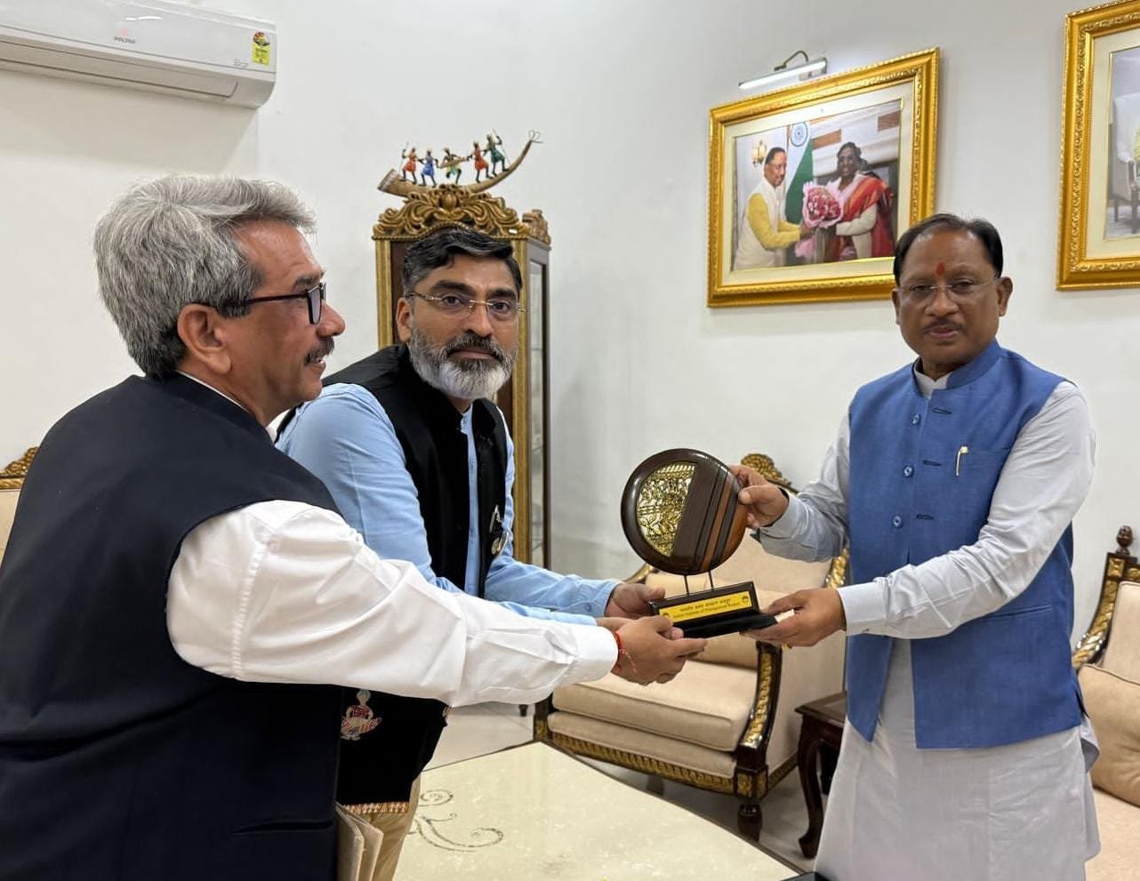 CM विष्णु देव साय से मिले आईआईएम रायपुर के निदेशक रामकुमार काकानी: पब्लिक लीडरशिप प्रोग्राम में दिया आमंत्रण, छत्तीसगढ़ के विधायकों के लिए होगा खास नेतृत्व विकास सत्र 1 IMG 20250320 WA0015