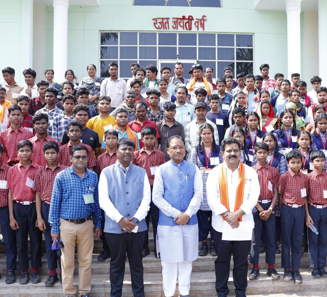 अबूझमाड़ के बच्चों से मिले मुख्यमंत्री विष्णुदेव साय, कहा- शिक्षा, सड़क और रोजगार के जरिए विकास को मिलेगी नई रफ्तार 1 IMG 20250320 WA0020