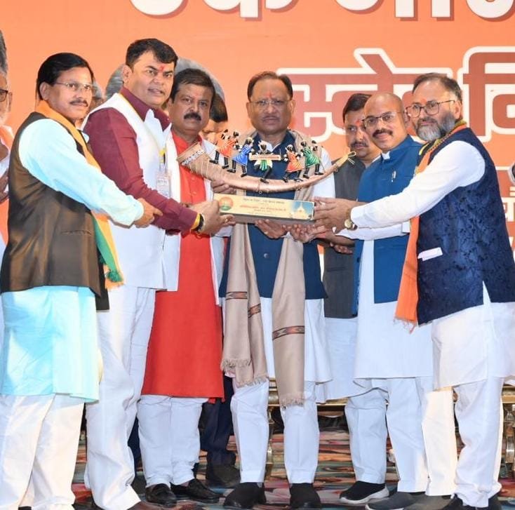 CM विष्णुदेव साय "बिहार-तिहार स्नेह मिलन" कार्यक्रम में हुए शामिल, सर्व समाज प्रमुखों का किया सम्मान 1 IMG 20250322 WA0038