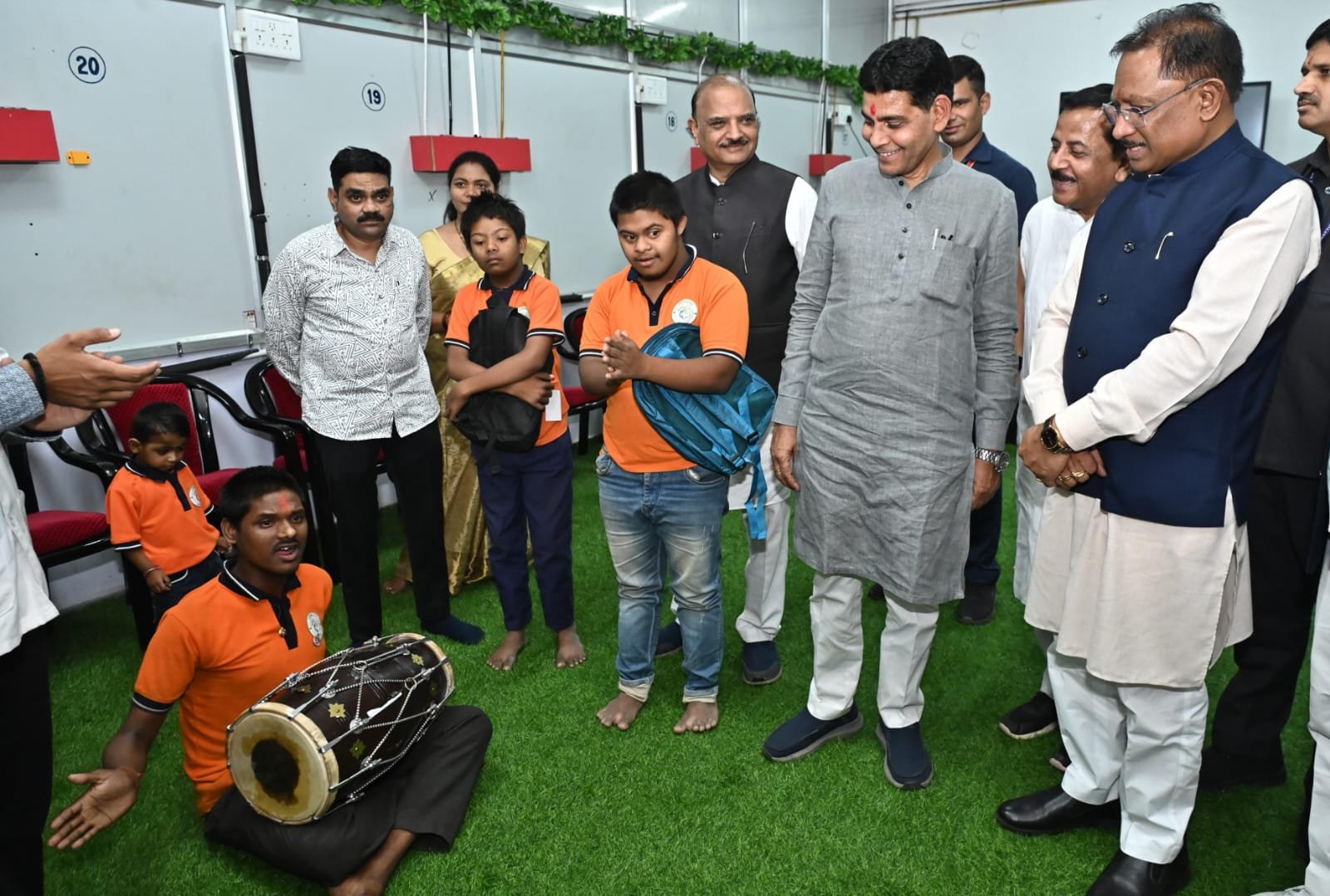 बलौदाबाजार में मुख्यमंत्री विष्णु देव साय ने किया मनोविकास केंद्र का दौरा: विशेष बच्चों की प्रतिभा देख हुए भावुक, कहा – यह समाज के लिए प्रेरणादायक 1 IMG 20250328 WA0044