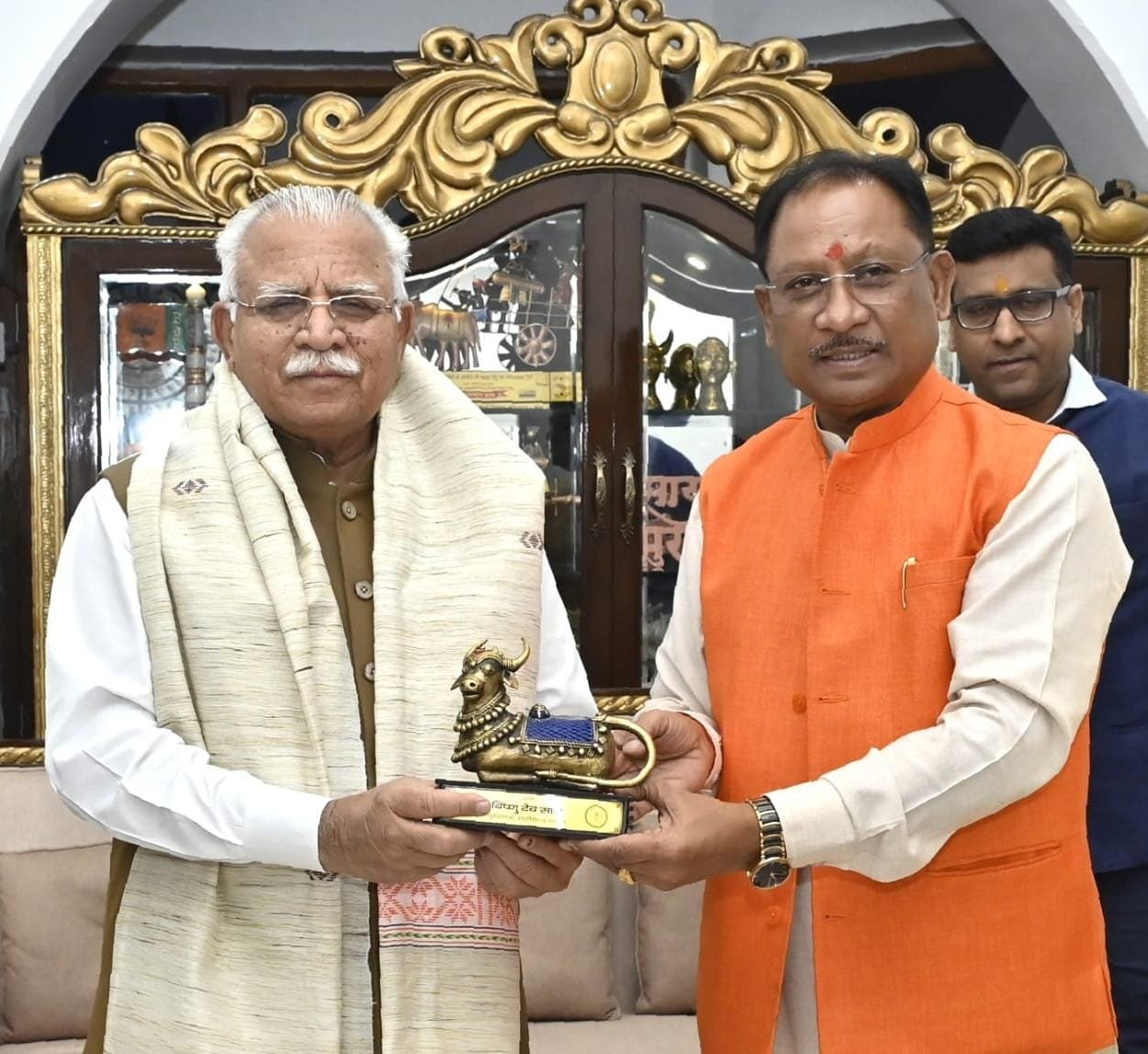 मुख्यमंत्री विष्णु देव साय से केन्द्रीय आवास और शहरी विकास मंत्री मनोहर लाल खट्टर ने सौजन्य मुलाकात की 1 IMG 20250330 WA0018