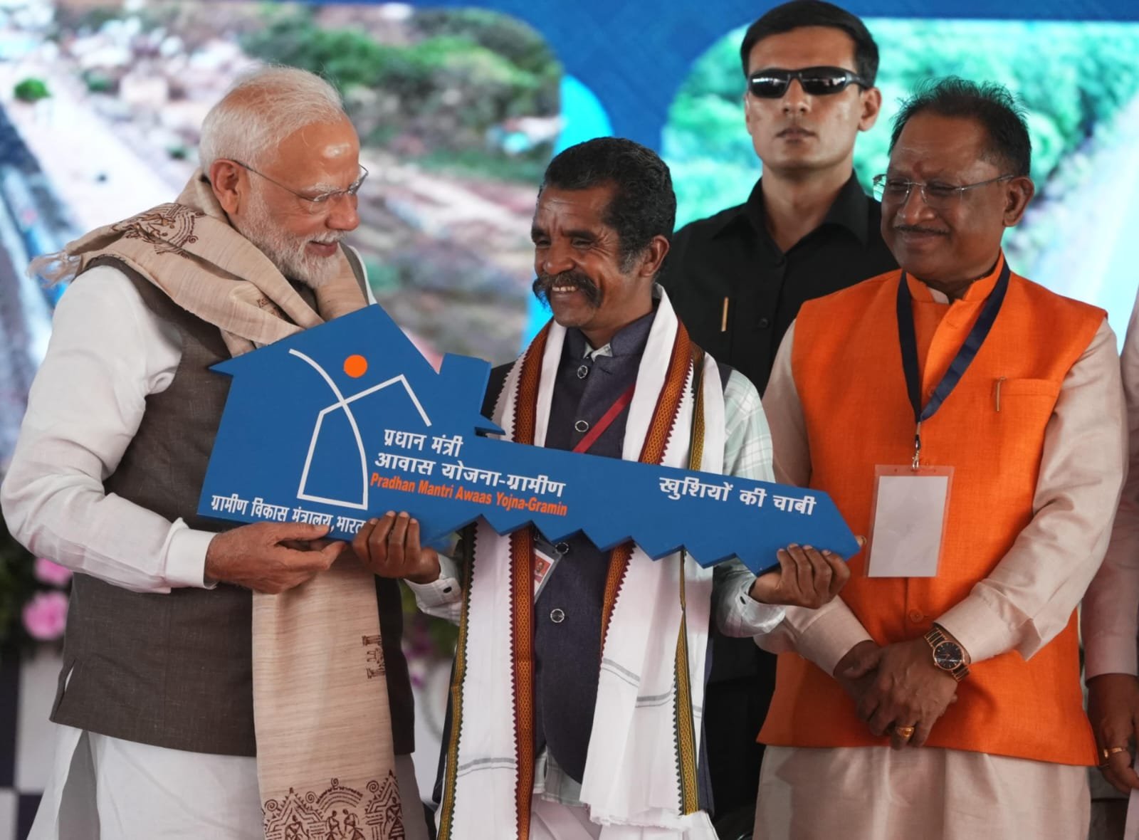 प्रधानमंत्री जनमन योजना बनी आत्मसम्मान की छत – एक सजीव संवाद की प्रेरक कहानी: “पक्का मकान बन गया है?” – प्रधानमंत्री नरेंद्र मोदी के सवाल पर मुस्कराए दल्लु राम बैगा, कहा – “हां, बन गया है” 1 IMG 20250331 WA0004