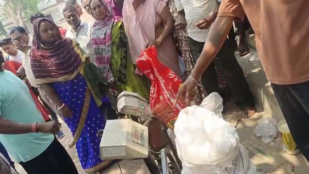 रायपुर: माना बस्ती की राशन दुकान में बड़ा घोटाला, तौल मशीन से हो रही थी चावल की चोरी, ग्रामीणों का हंगामा, दुकान सील करने की मांग 1 Raipur News