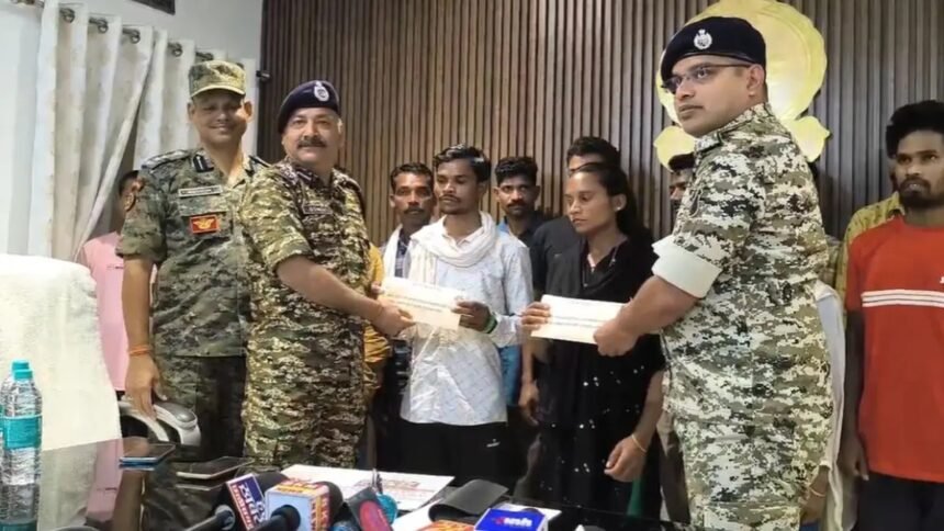 बीजापुर में नक्सलियों का बड़ा आत्मसमर्पण: 19 इनामी माओवादी हुए सरेंडर, सरकार से मिली प्रोत्साहन राशि 1 WhatsApp Image 2025 03 17 at 5.15.08 PM 860x484 1