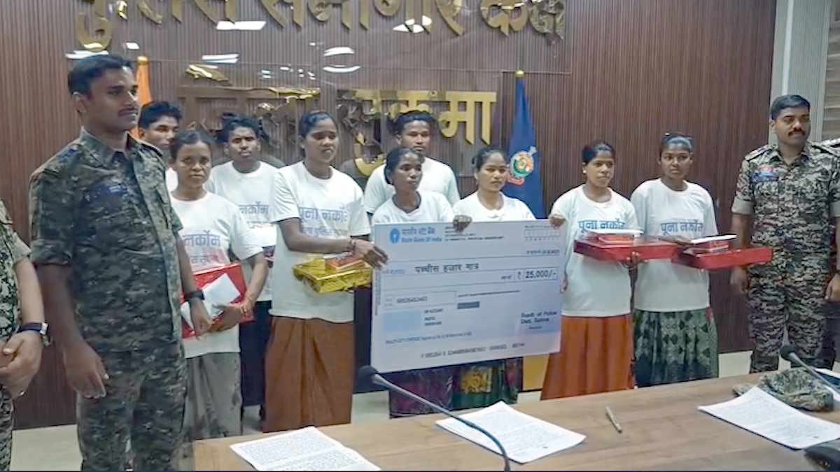 छत्तीसगढ़ में नक्सलवाद को बड़ा झटका: सुकमा में 26 लाख के इनामी 9 नक्सलियों ने किया सरेंडर, 6 महिला नक्सली भी शामिल 1 naxal 112 1 1