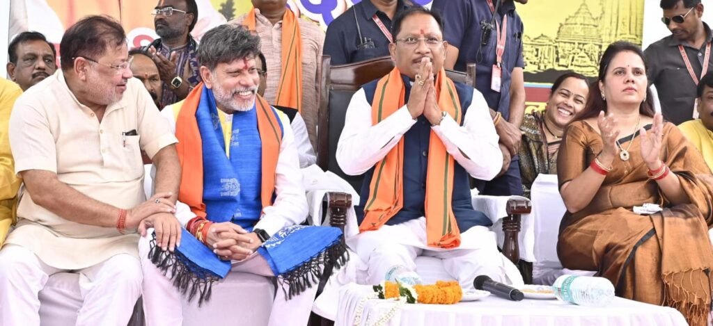 CM विष्णु देव साय ने उत्कल दिवस पर स्वतंत्रता संग्राम सेनानी मधुसूदन दास की प्रतिमा पर माल्यार्पण कर ओडिशा राज्य स्थापना की ऐतिहासिक प्रेरणा को नमन किया, प्रदेशवासियों को दी शुभकामनाएं 2 1001449516