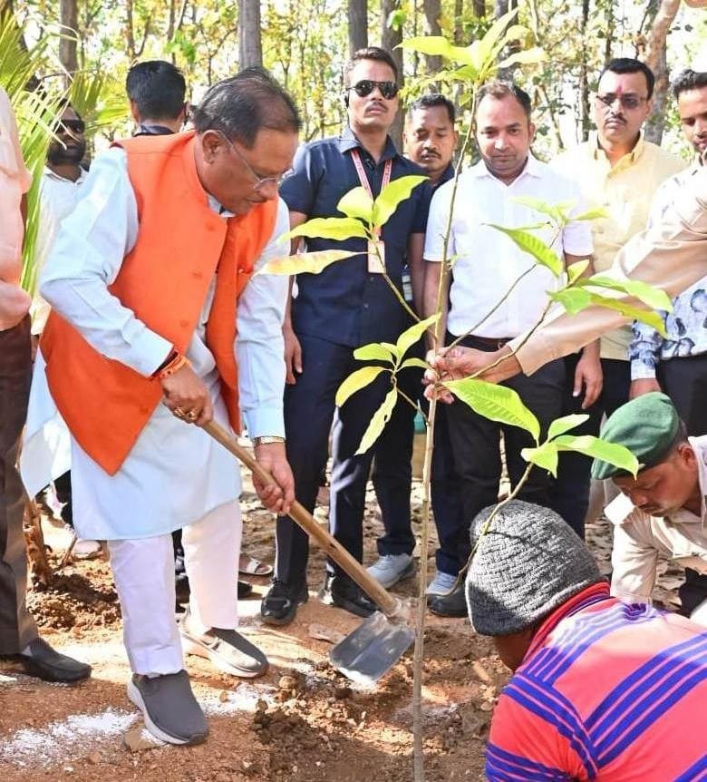 CM विष्णुदेव साय ने बगिया में किया पर्यावरण वाटिका का लोकार्पण: तितली जोन, एडवेंचर जोन और औषधीय पौधों से सजी वाटिका में बच्चों को बांटे फल-ड्राय फ्रूट्स 2 1001470202