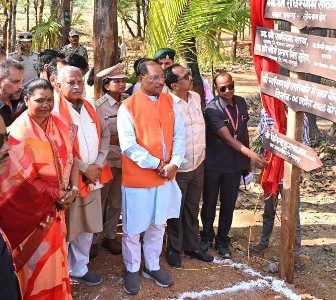 CM विष्णुदेव साय ने बगिया में किया पर्यावरण वाटिका का लोकार्पण: तितली जोन, एडवेंचर जोन और औषधीय पौधों से सजी वाटिका में बच्चों को बांटे फल-ड्राय फ्रूट्स 4 1001470208