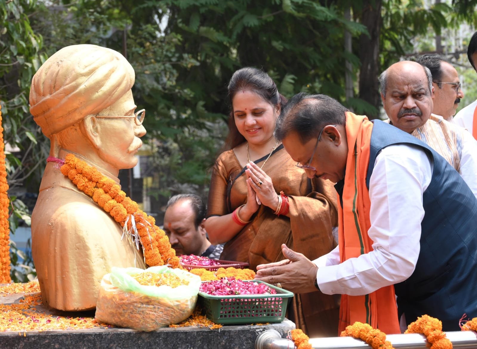 CM विष्णु देव साय ने उत्कल दिवस पर स्वतंत्रता संग्राम सेनानी मधुसूदन दास की प्रतिमा पर माल्यार्पण कर ओडिशा राज्य स्थापना की ऐतिहासिक प्रेरणा को नमन किया, प्रदेशवासियों को दी शुभकामनाएं 1 IMG 20250401 WA0008