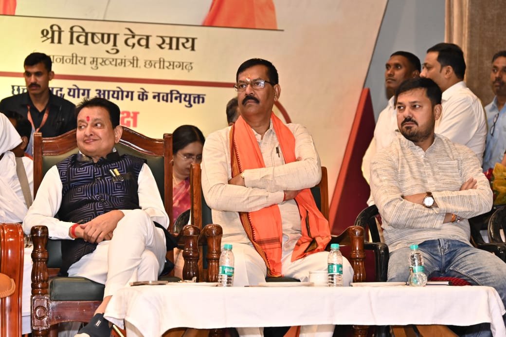 छत्तीसगढ़ योग आयोग: रूपनारायण सिन्हा ने पदभार संभाला, मुख्यमंत्री विष्णुदेव साय की उपस्थिति में भव्य समारोह, रायपुर ग्रामीण विधायक मोतीलाल साहू ने दी शुभकामनाएं 1 IMG 20250403 WA0012