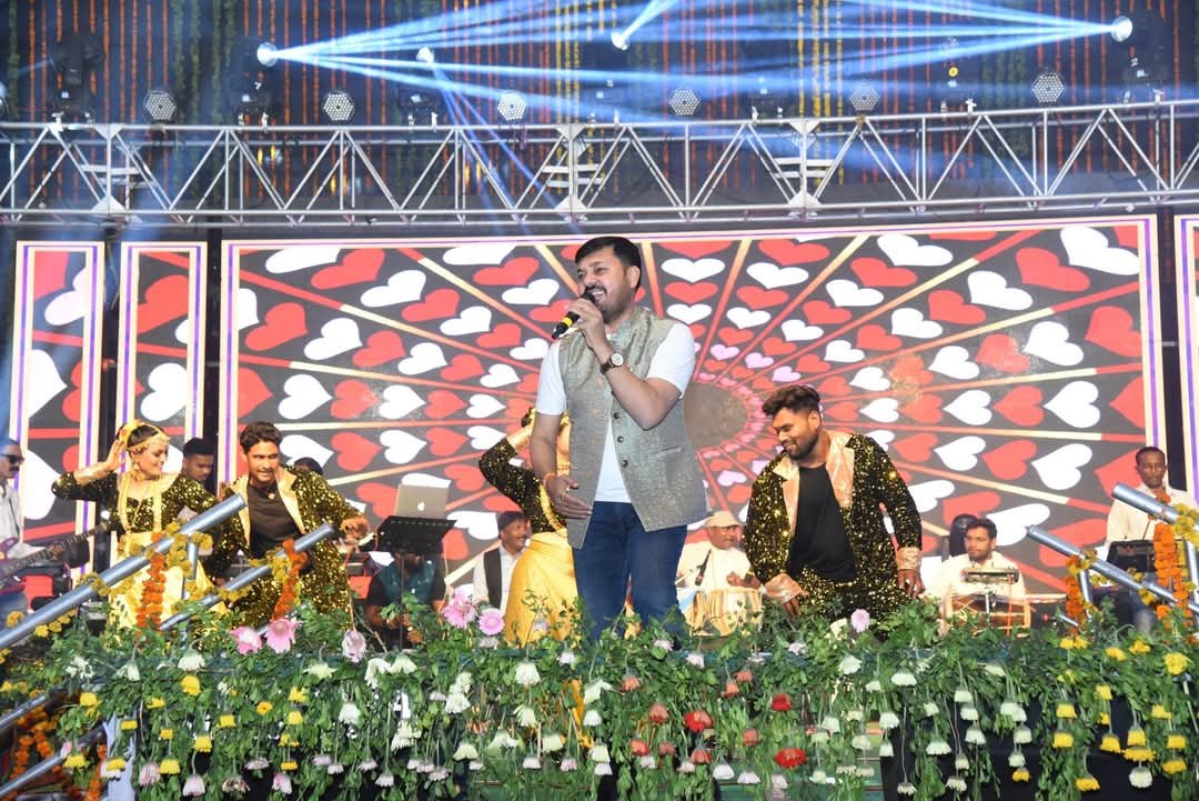 कुदरगढ़ महोत्सव में अनुज शर्मा के गीतों ने मचाया धमाल: भक्तिमय सुरों में डूबे श्रद्धालु, फिल्म 'सुहाग' के गानों पर झूमे दर्शक 1 IMG 20250404 WA0011