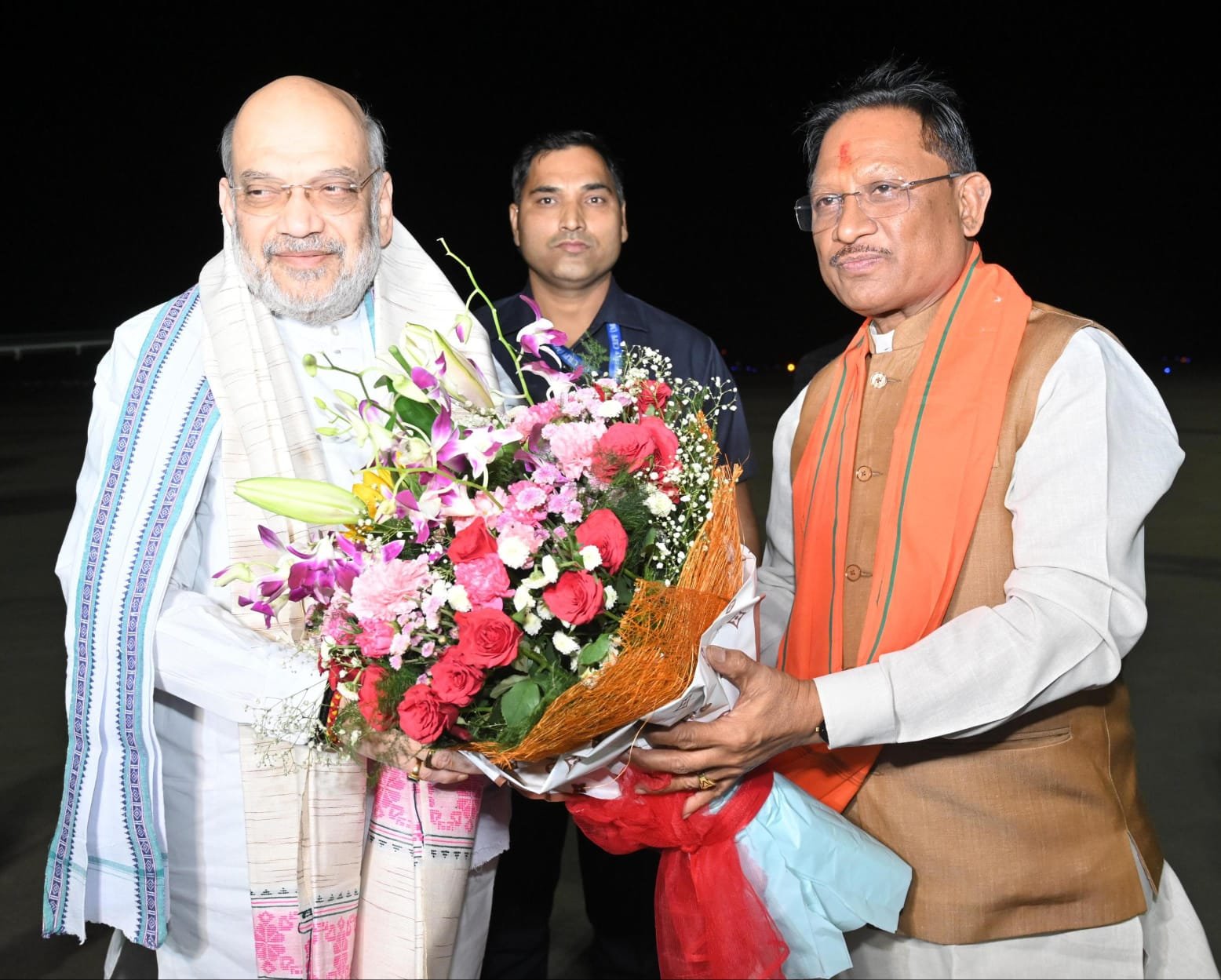 केंद्रीय गृह मंत्री अमित शाह का मुख्यमंत्री विष्णुदेव साय ने स्वामी विवेकानंद विमानतल पर किया आत्मीय स्वागत 1 IMG 20250404 WA0018