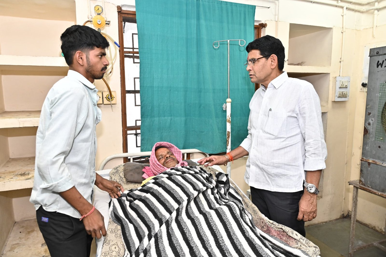 खेल मंत्री टंक राम वर्मा ने मेकाहारा अस्पताल में भर्ती किसान खोरबहरा प्रसाद जायसवाल से की मुलाकात 1 IMG 20250407 WA0047 scaled