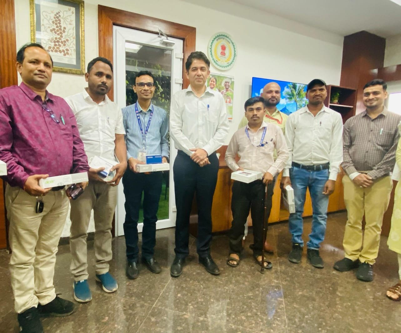 राज्य के सरकारी अस्पतालों में शुरू हुआ नवजात शिशुओं का आधार पंजीकरण, स्वास्थ्य सचिव अमित कटारिया ने ऑपरेटर्स को दिए टैबलेट और फिंगरप्रिंट स्कैनर, हर जिले में लागू होगी योजना 1 IMG 20250410 WA0027