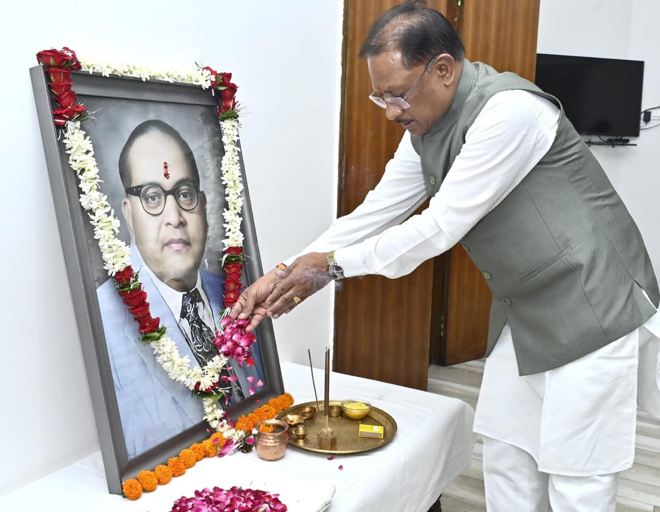 मुख्यमंत्री विष्णु देव साय ने डॉ. भीमराव अम्बेडकर की जयंती पर उन्हें किया नमन, बोले - बाबा साहेब का जीवन हम सभी के लिए प्रेरणादायक 1 IMG 20250414 WA0026