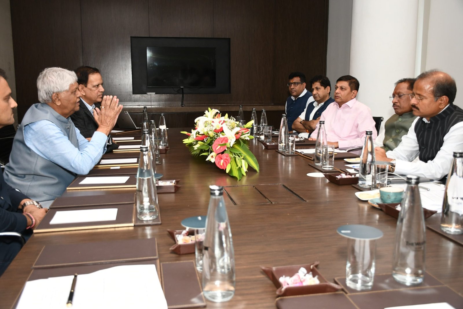 छत्तीसगढ़ बना वैश्विक निवेशकों की पहली पसंद: श्रीलंका के ललन ग्रुप ने मुंबई में मुख्यमंत्री विष्णुदेव साय से की मुलाकात, राज्य में धागा और कपड़ा उद्योग स्थापित करने की जताई मंशा 1 IMG 20250423 WA0116 scaled