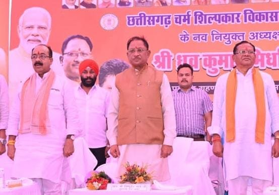 मुख्यमंत्री विष्णु देव साय छत्तीसगढ़ चर्म शिल्पकार विकास बोर्ड के नव नियुक्त अध्यक्ष के पदभार ग्रहण समारोह में हुए शामिल 1 IMG 20250428 WA0012