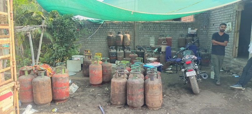 रायपुर में अवैध गैस सिलेंडर भंडारण का भंडाफोड़, धर्मेंद्र सोनी गिरफ्तार — 209 सिलेंडर और वाहन जब्त 1 WhatsApp Image 2025 04 21 at 16.39.43 776aca9a