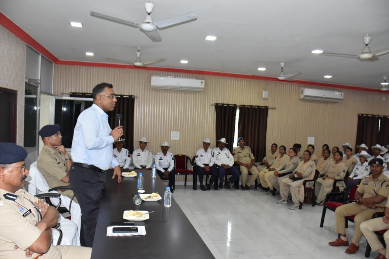 IG अमरेश मिश्रा की कड़ी चेतावनी: संगठित अपराध पर प्रहार, लंबित केसों का जल्द निपटारा, अवैध शराब पर सख्ती और सड़क हादसों पर लगेगी लगाम 1 WhatsApp Image 2025 04 28 at 8.31.43 PM